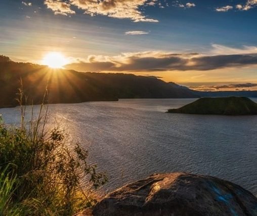 Menikmati Keindahan Danau Toba Dari Medan